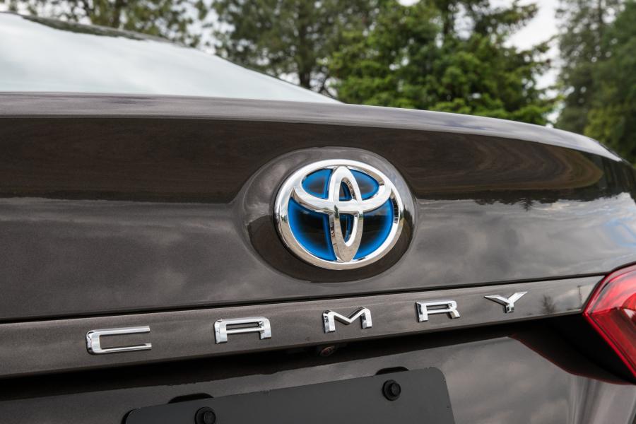 Логотип Toyota Camry Hybrid XLE 2017 года  (NA) (фото 12 из 40)